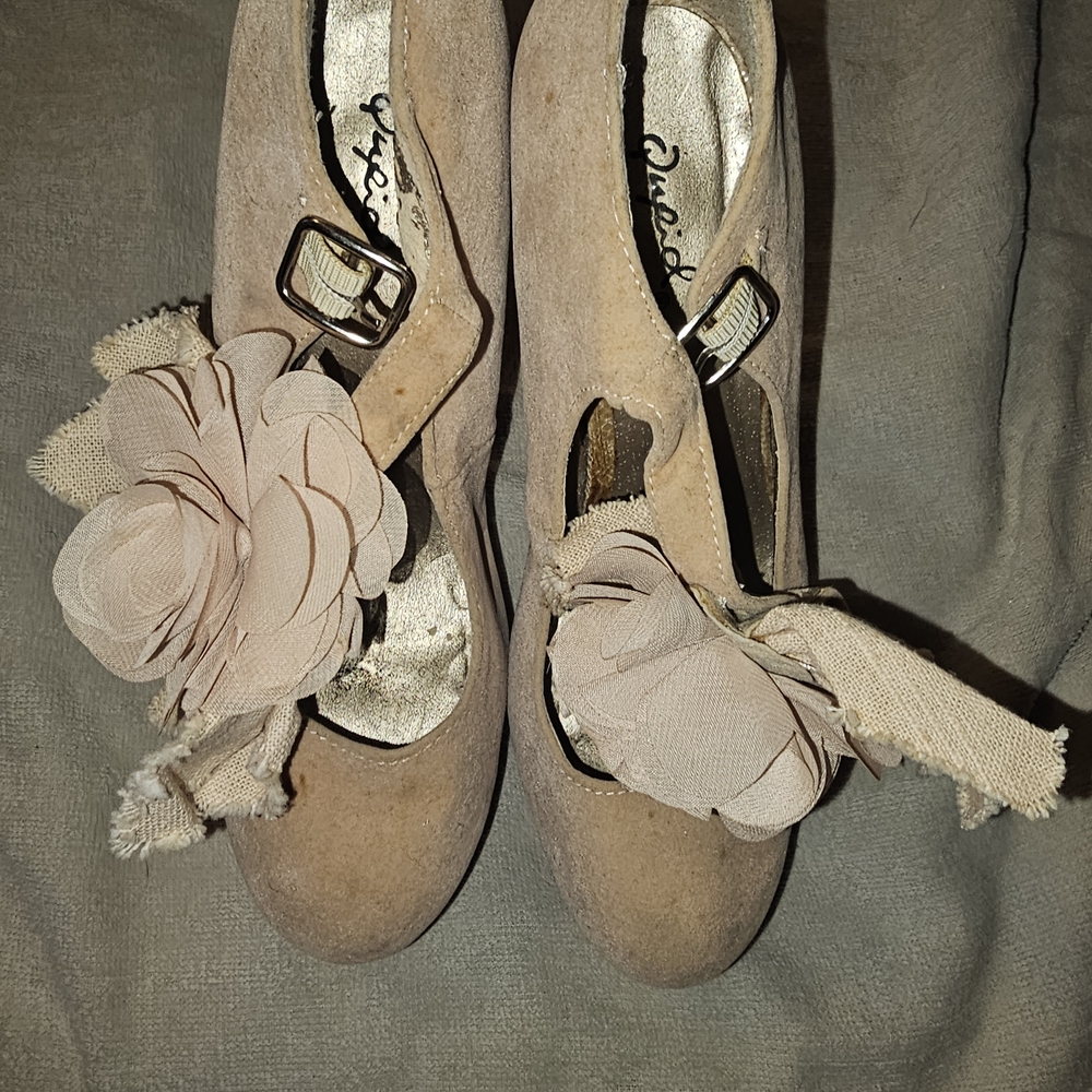 Elegant Beige Women's Shoes with Floral Accent